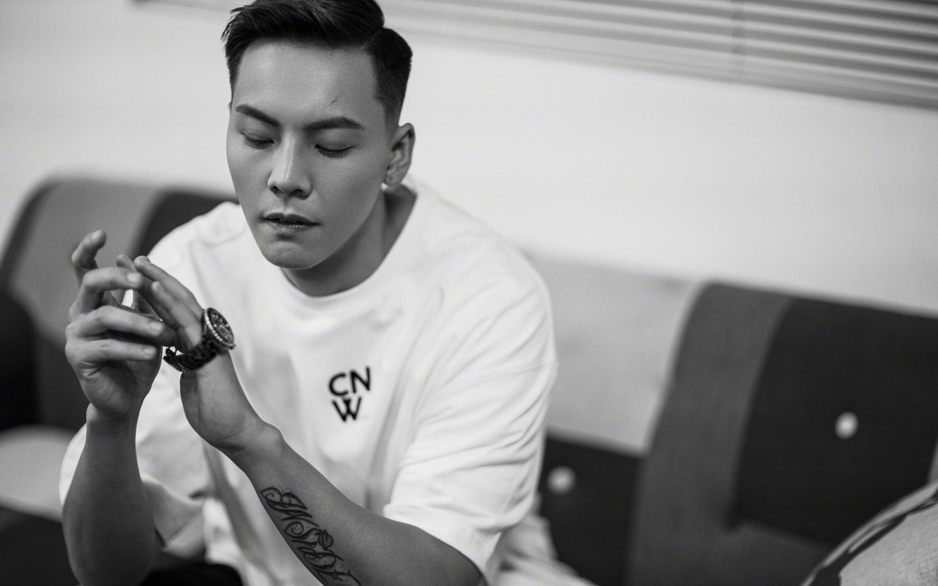 AYX体育官网-德国骑手吉尔·托马斯在2024年国际马术联合会障碍赛世界巡回赛中获得个人第六名，表现出色。