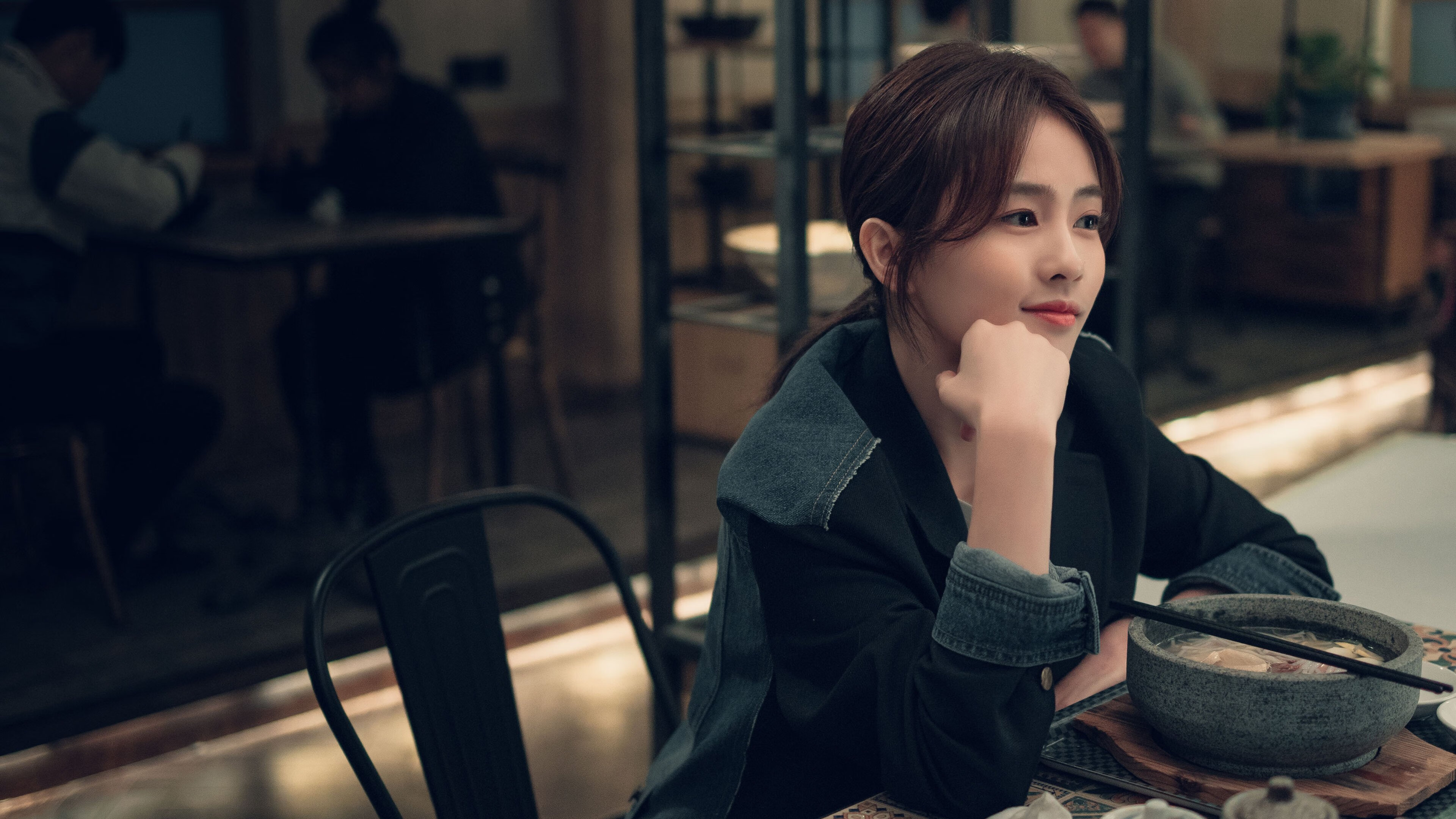 战绩不俗球队交锋,实力对决点燃球场热度,球员冲突